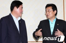 여야 원내대표, 심각한 대화