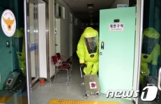 괴소포 정체는 편지 한통과 우표 50장