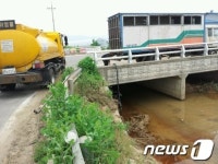 충북 오창서 탱크로리 전복…염화철 하천 유입(종합)