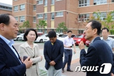 어두운 표정의 선생님들