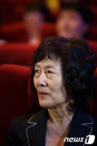 눈물 흘리는 故 윤영하 소령 어머니