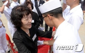 故 윤영하 소령 어머니, '아들생각에'