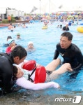 한강야외수영장 익수자 구조 시범
