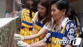 희망벽화 그리는 손길