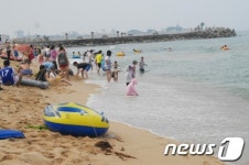 [화보] 더위 피해 속초해변에 놀러왔어요
