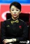 경기 지켜보는 중국 당구 얼짱 판 샤오팅