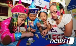다문화 전통체험에 빠진 아이들