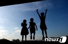 맑은 하늘이 놀이터