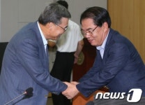 백재현 의원과 인사 나누는 이종석 전 장관