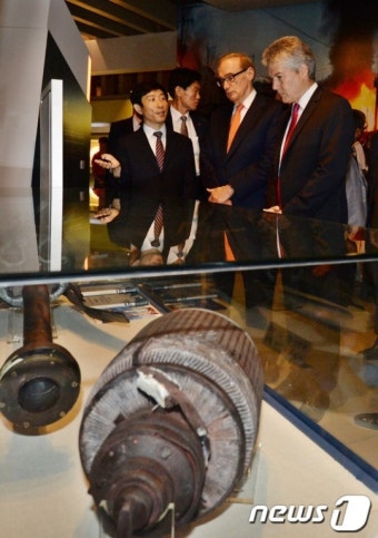 천안함 설명듣는 호주 외교·국방장관
