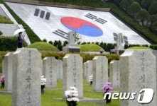 현충원에 설치된 화강암 대형 태극기