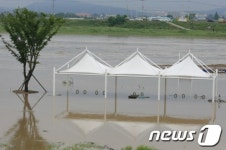 [화보] 불어난 영산강에 잠긴 공원