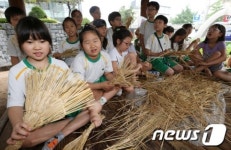 짚으로 만든 부채로 더위 날려요