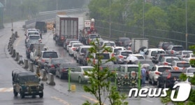 개성공단 향하는 입주기업 차량들