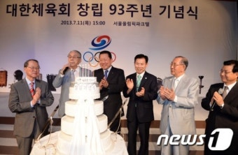 축하 인사말하는 이철승 대한체육회 고문