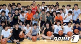 학생들과 함께 기념촬영하는 이현호 선수