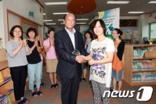 [단신]유성구의회 설장수, 모퉁이도서관서 감사패 받아