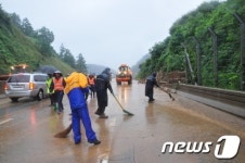 [화보] 중앙고속도 홍천IC부근 산사태…복구한창