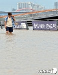 물에 잠긴 유람선 선착장