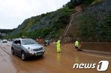 중앙고속도로 홍천IC 인근 산사태