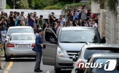 사상 첫 전 대통령 자택 강제 압류