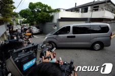 전두환 전 대통령 자택 떠나는 검찰