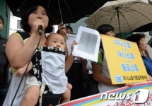 아이와 함께 기자회견 참석한 미니스톱 점주