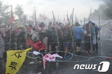 [화보] 희망버스 죽봉들고 현대차 진입시도