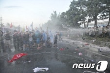 [화보] 희망버스 죽봉들고 현대차 진입시도
