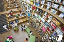 도서관 찾은 어린이들