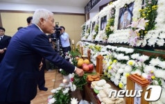 영정 바라보는 김한길 대표