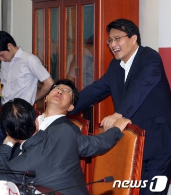 얘기 나누는 윤상현-권성동