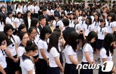 슬픔에 잠긴 학생들