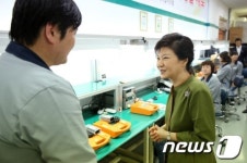 의료기기산업단지 직원 격려하는 朴대통령