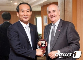 캐나다 정부대표단 접견하는 박승춘 보훈처장