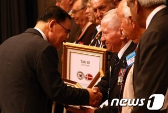 한국전쟁 참전용사에게 감사 전하는 정홍원 총리
