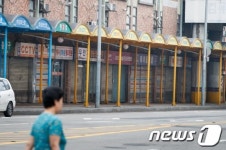 하계휴가 시작 한적한 전자상가