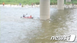 산청 경호강서 피서객 4명 고립…무사 구조