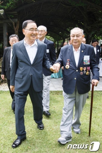 정홍원 총리, '참전용사 손 꼭 잡고'