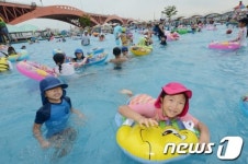 신나는 수영장 왔어요