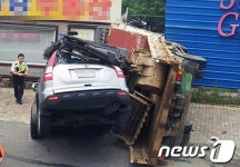 홍천 화양강휴게소서 트럭 뒤집혀…5명 부상(종합)