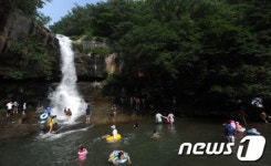 폭포 아래서 즐기는 피서