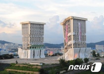 발파해체 공법으로 사라지는 인천 선인체육관