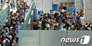 해외여행객으로 인산인해 이루는 인천공항