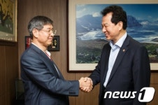 교원노조 위원장 만난 서남수 장관