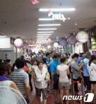 문화관광형 속초관광수산시장… 피서철 북새통