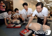 자동제세동기 사용하는 유정복 장관