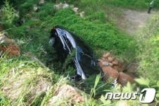 안양 염불사 주차장서 차량 추락…2명 경상