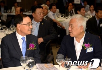 총리와 야당 대표의 대화