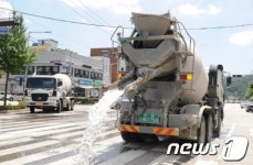폭염에 동원된 레미콘차량